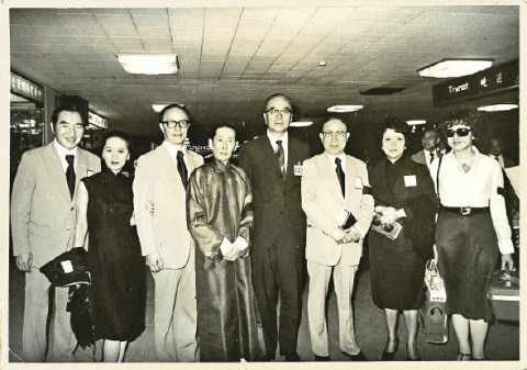 一九七五年蔣介石逝世，弔唁團攝於台北松山機場。左起是南宮搏、新馬師曾夫人、沈葦窗、新馬師曾、余紀忠等。