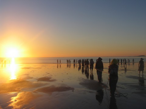 迎着日出劳作的平潭渔民